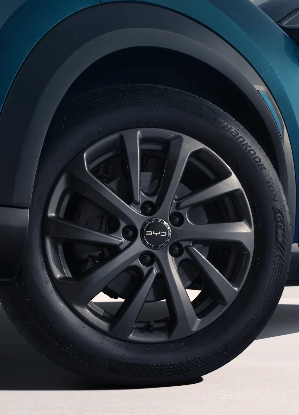 BYD ATTO 2 DM-i Responsive performance on the road